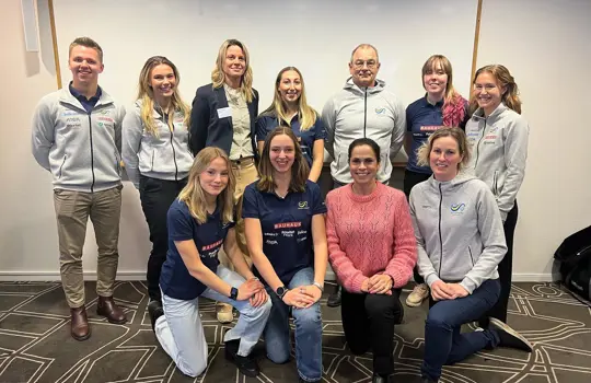 Östsvenskas deltagare vid SFIFs Höstkonferens. Stående: Carl, Freja, Ulrika, Alessia, Lars, Linnea och Amanda. På knä: Olivia, Anna, Emma och Monica.